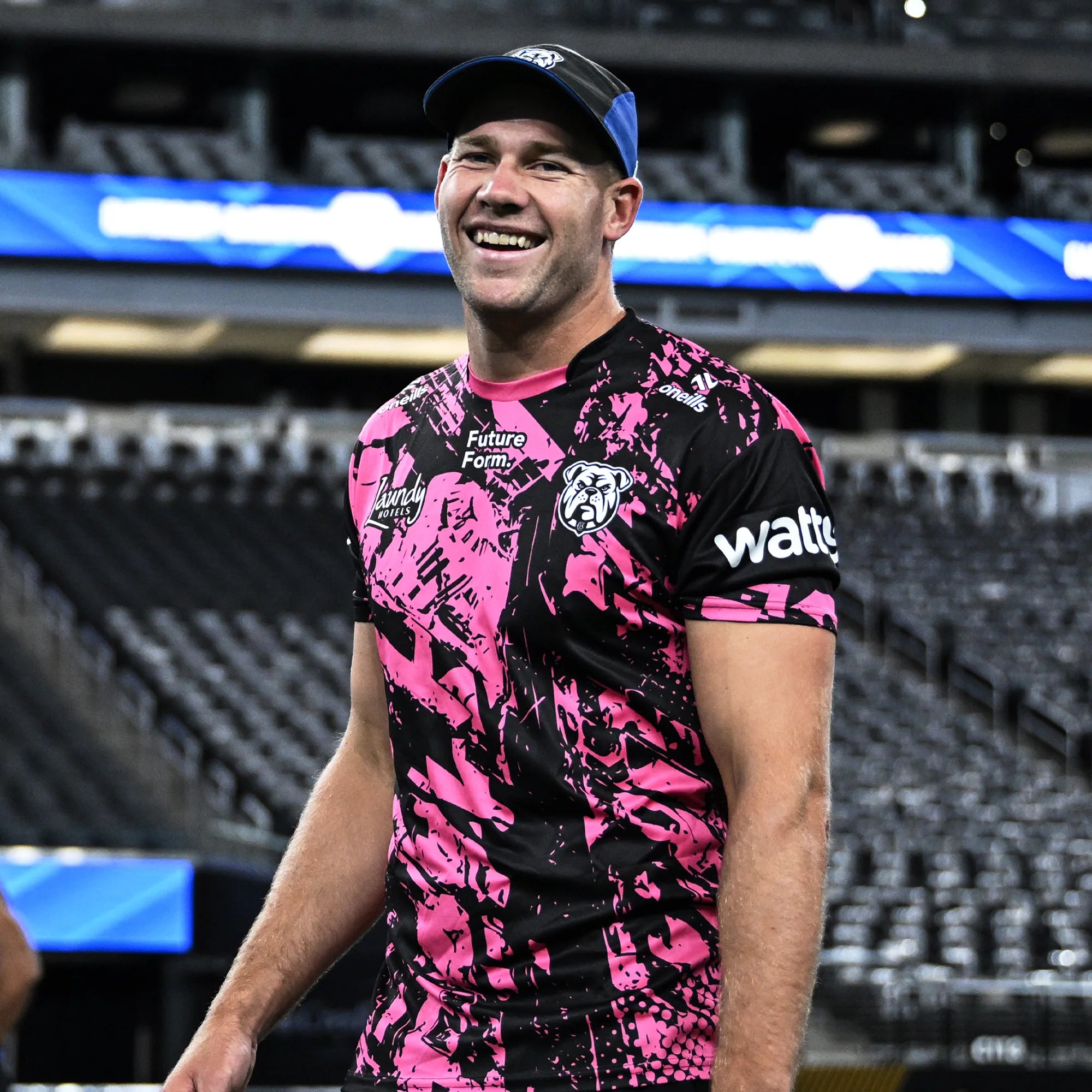 2026 BULLDOGS MENS CAPTAINS RUN TEE